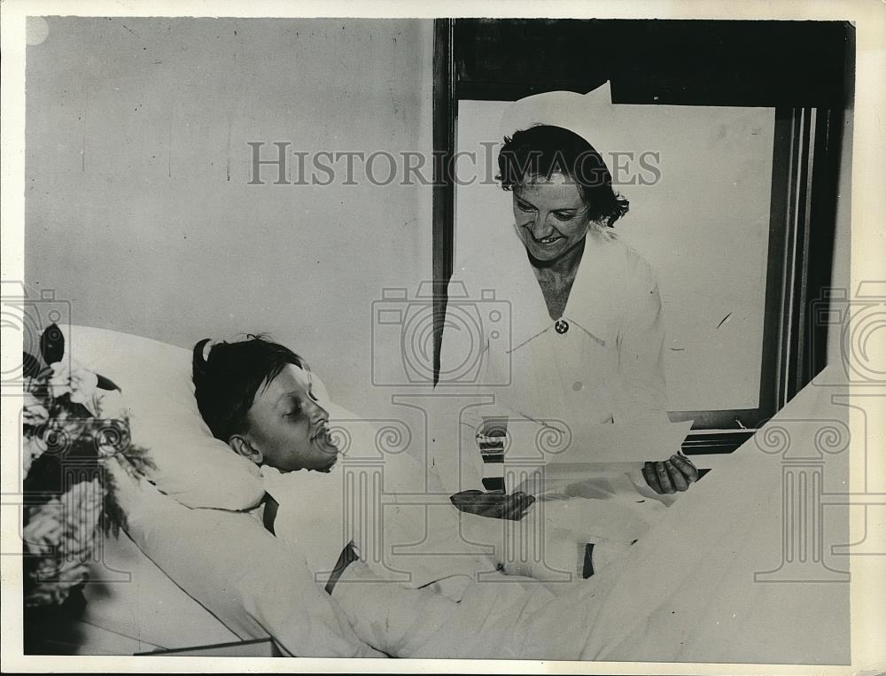 1932 Press Photo Stephen Nedorozsik, 11, with a nurse reading him letters - Historic Images