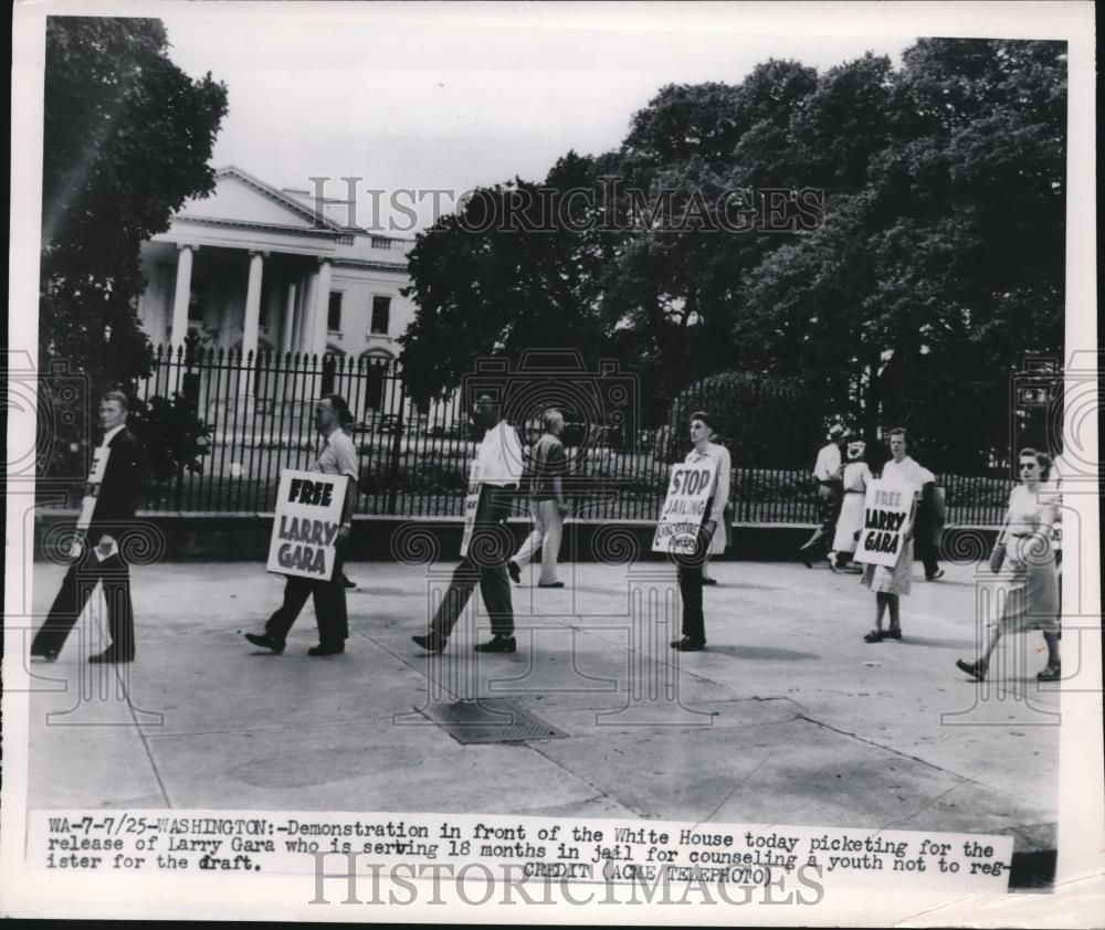 1949 Press Photo Demonstration pickes against the draft at White House - Historic Images