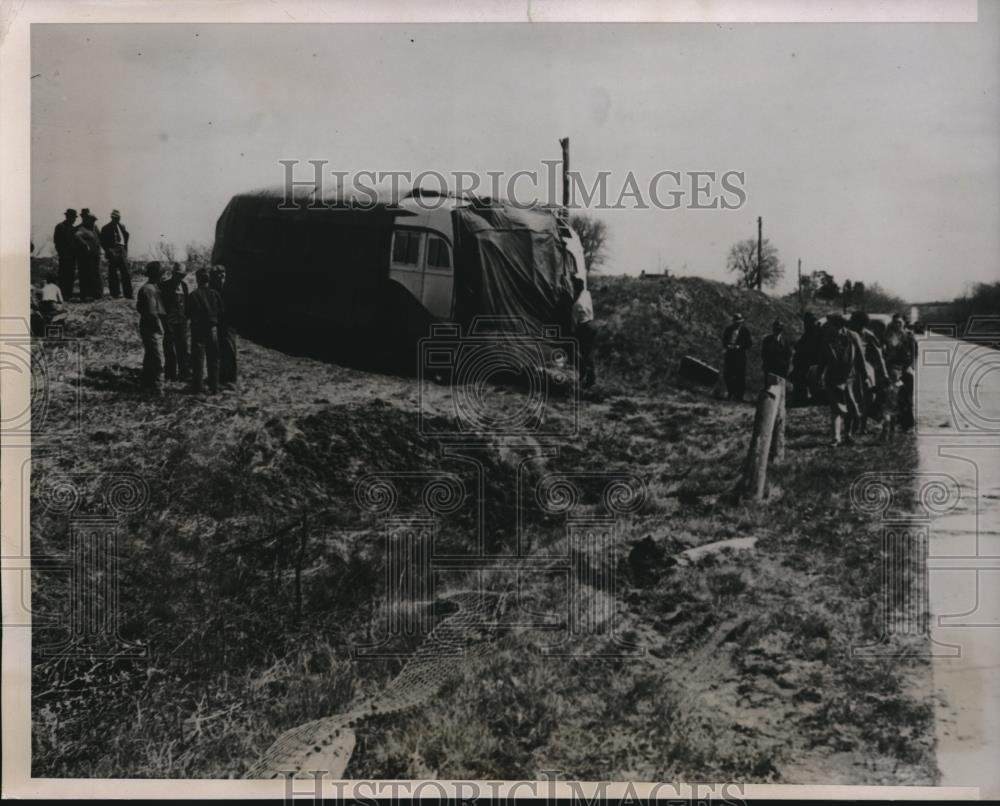 1938 Press Photo Astoria, Ill. auto collision with SantaFe Trailways bus - Historic Images