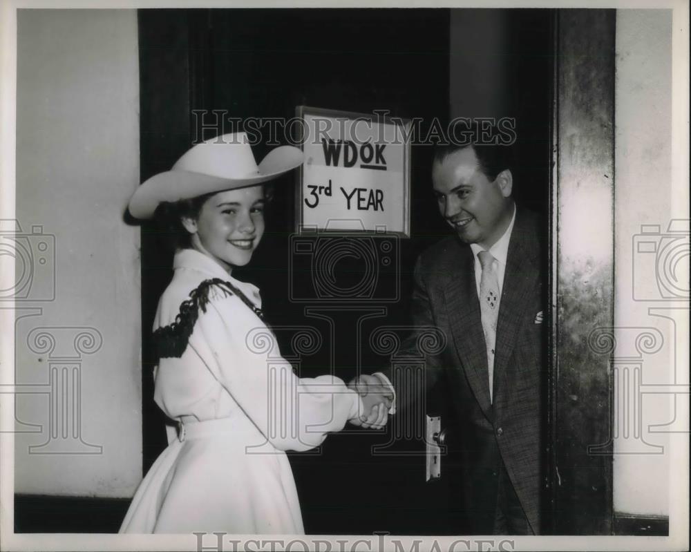 1954 Press Photo Candy Lee &amp; Will Doherty Booth of WDOK - Historic Images