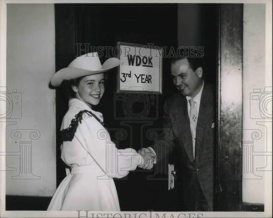 1954 Press Photo Candy Lee & Will Doherty Booth of WDOK - Historic Images