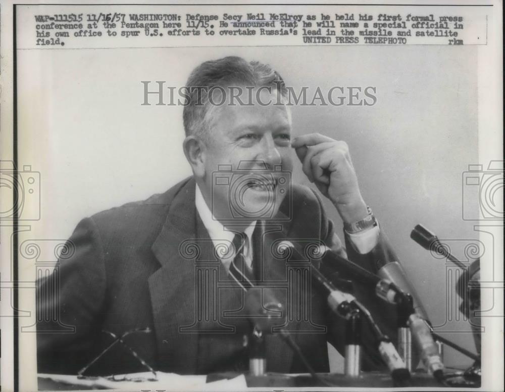 1957 Press Photo Defense Secretary Neil McElroy 1st Formal Press Conference - Historic Images