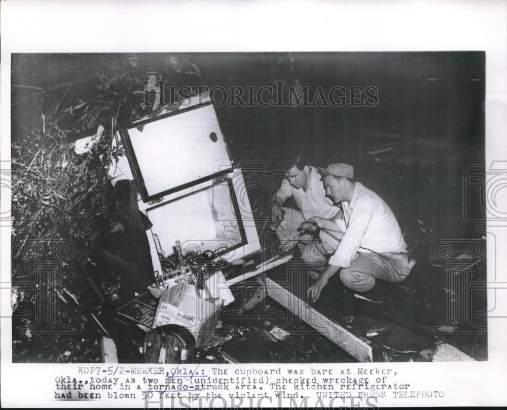 1954 Press Photo Cupboard bare after Tornado struck Oklahoma - Historic Images