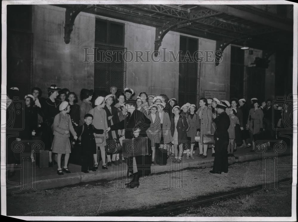 1939 Press Photo Paris Children to Gare D&#39;Asteritz - Historic Images