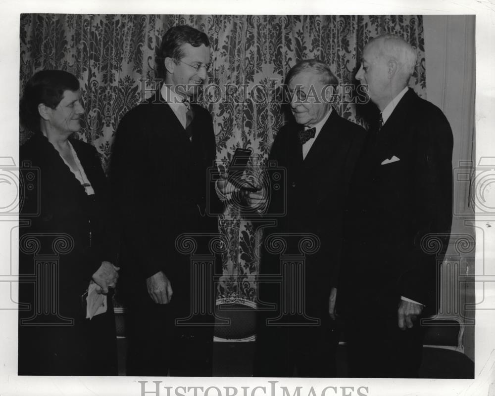 1940 Press Photo Franklin Parker gives medal to Dean Frank Sommer of NYU - Historic Images