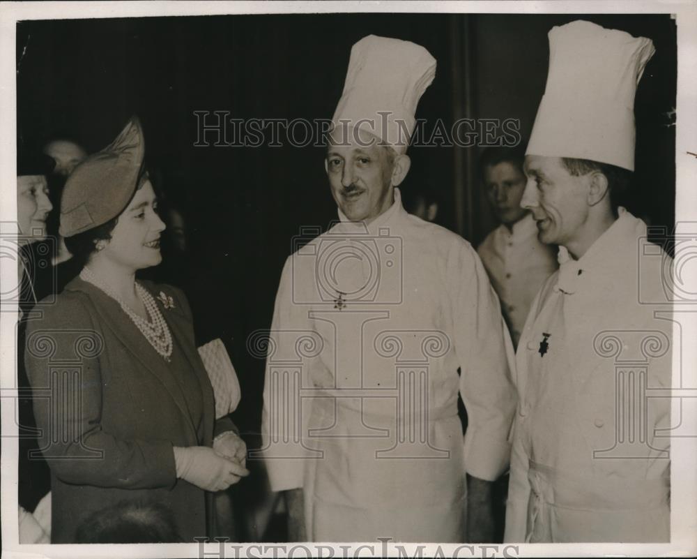 1940 Press Photo Queen Elizabeth chats with two Chefs - Historic Images