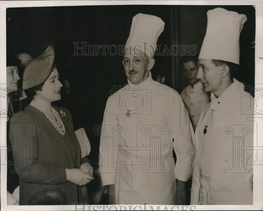 1940 Press Photo Queen Elizabeth chats with two Chefs - Historic Images