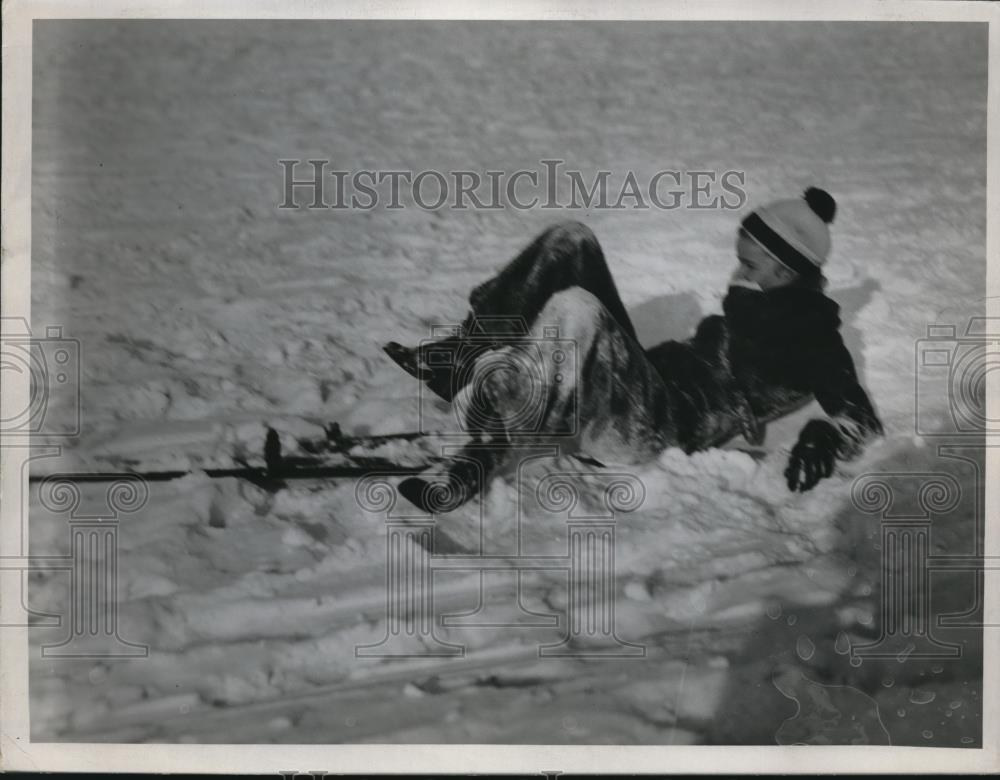 1936 Press Photo Skier Mary K. Snow In The Snow - Historic Images