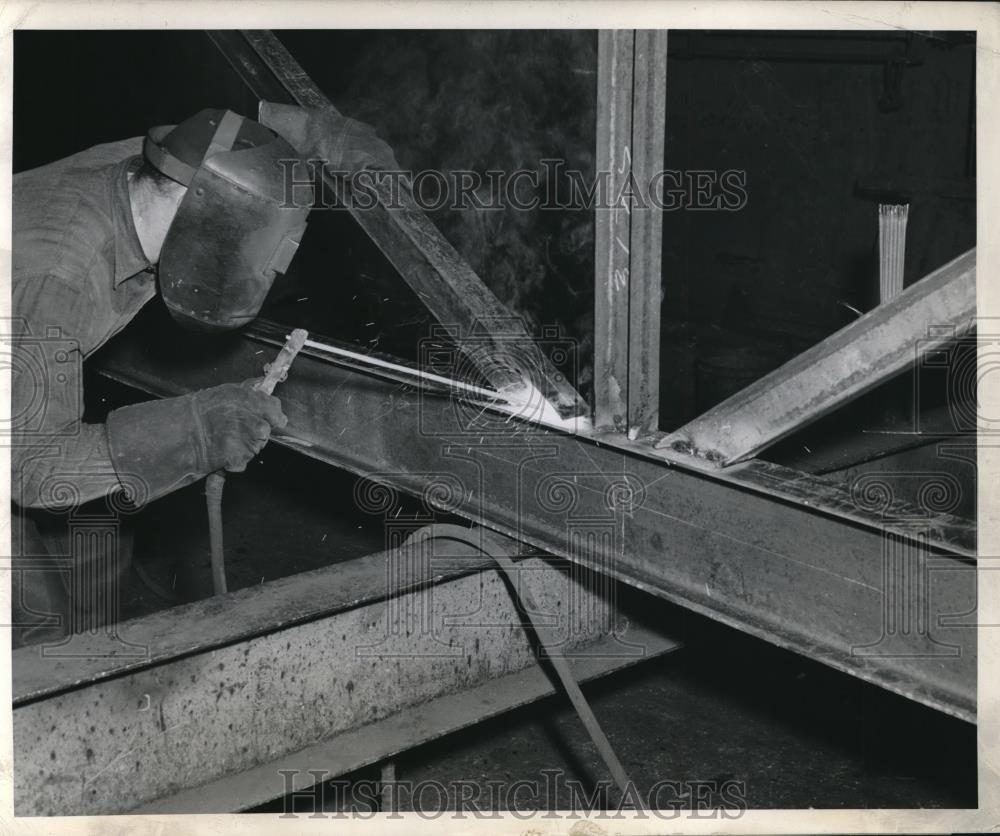 1944 Press Photo Worker Fabricating Austin Company&#39;s New H-Trusses - Historic Images