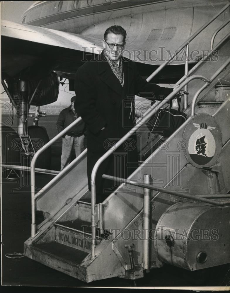 1952 Press Photo NYC, JM Lucker, editor of Holland paper boards a plane - Historic Images