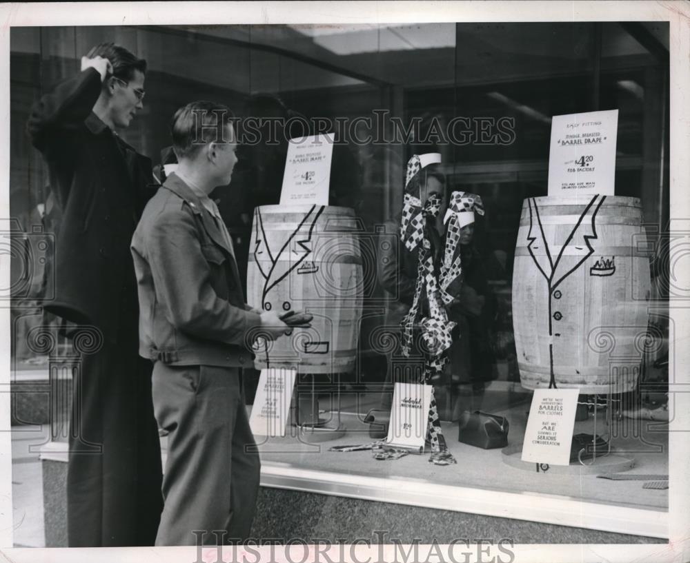 1946 Press Photo Kansas City, Kans H Holmes &amp; Pvt Rbt Marshall at haberdashery - Historic Images