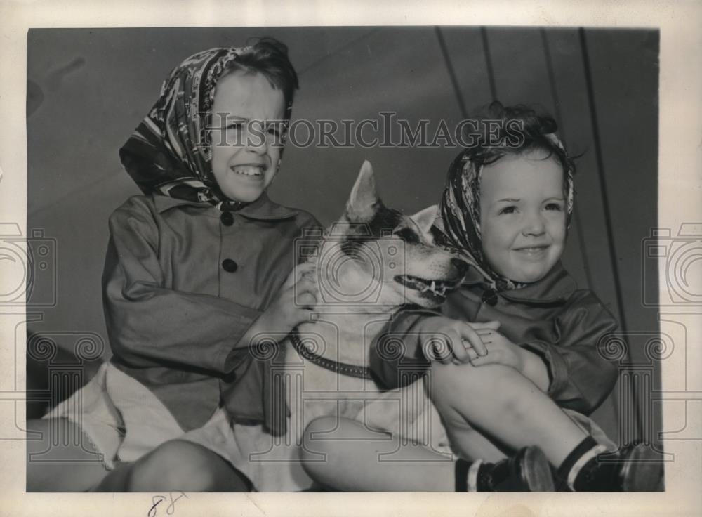 1941 Press Photo Martha Ellis &amp; Sister Carol With Their Dog Coleen In New York - Historic Images