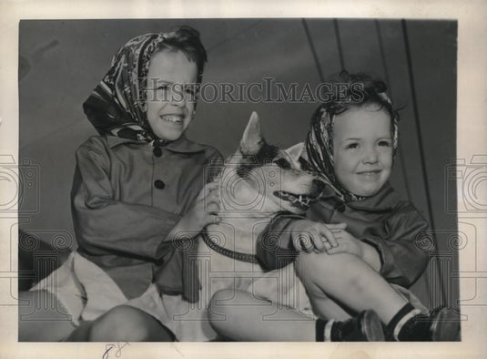 1941 Press Photo Martha Ellis & Sister Carol With Their Dog Coleen In New York - Historic Images