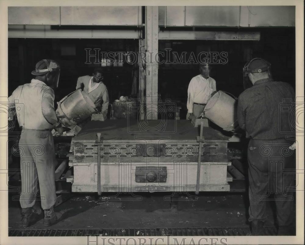 1945 Press Photo Foundry gang in ALCOA&#39;s Cleveland aluminum sand foundry - Historic Images