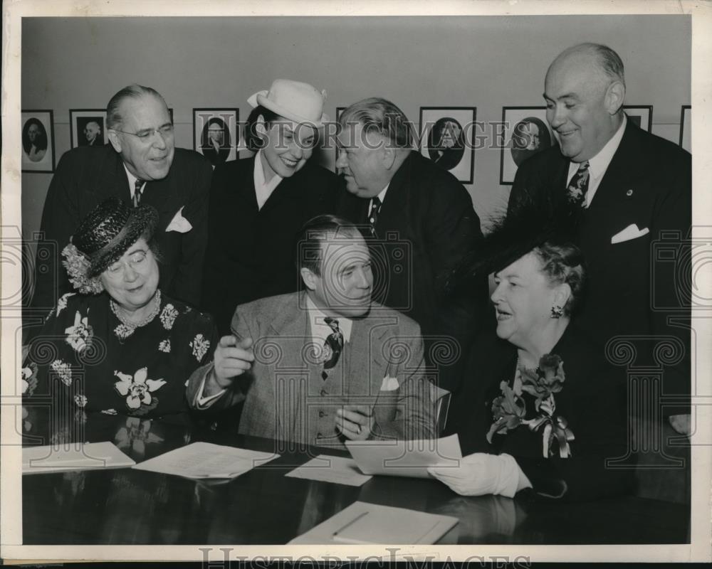 1948 Press Photo Sen. J. Howard, DNC Chairman Attends Democratic Meeting - Historic Images