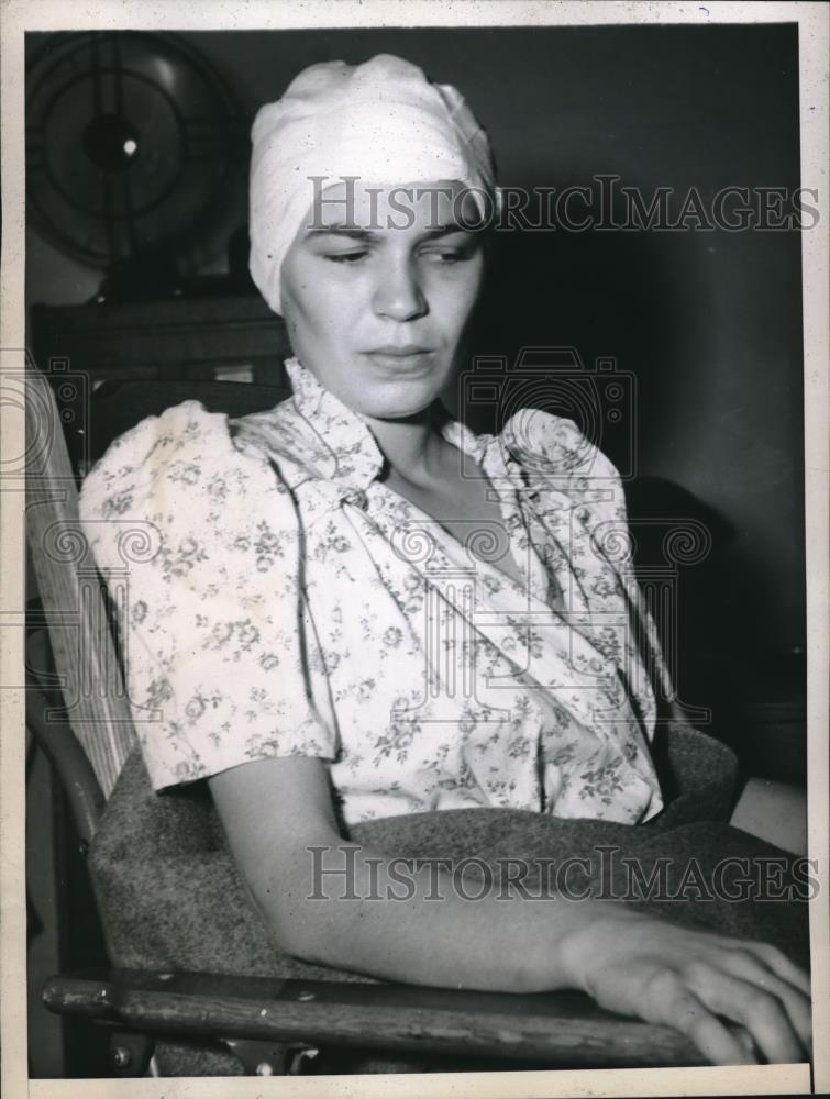 1946 Press Photo Mrs Vorhes Newton In Hospital After Husband Beat Her - Historic Images