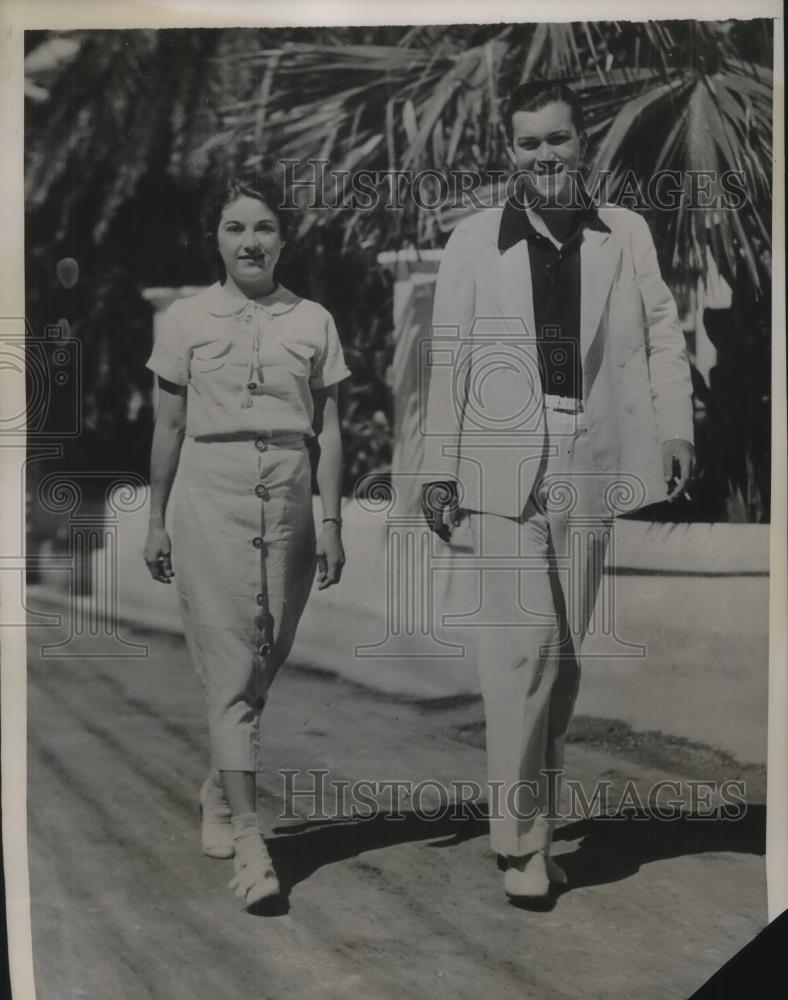 1935 Press Photo Agnes Miller & Mr J.D. Cuff vacationing in Bermuda - Historic Images