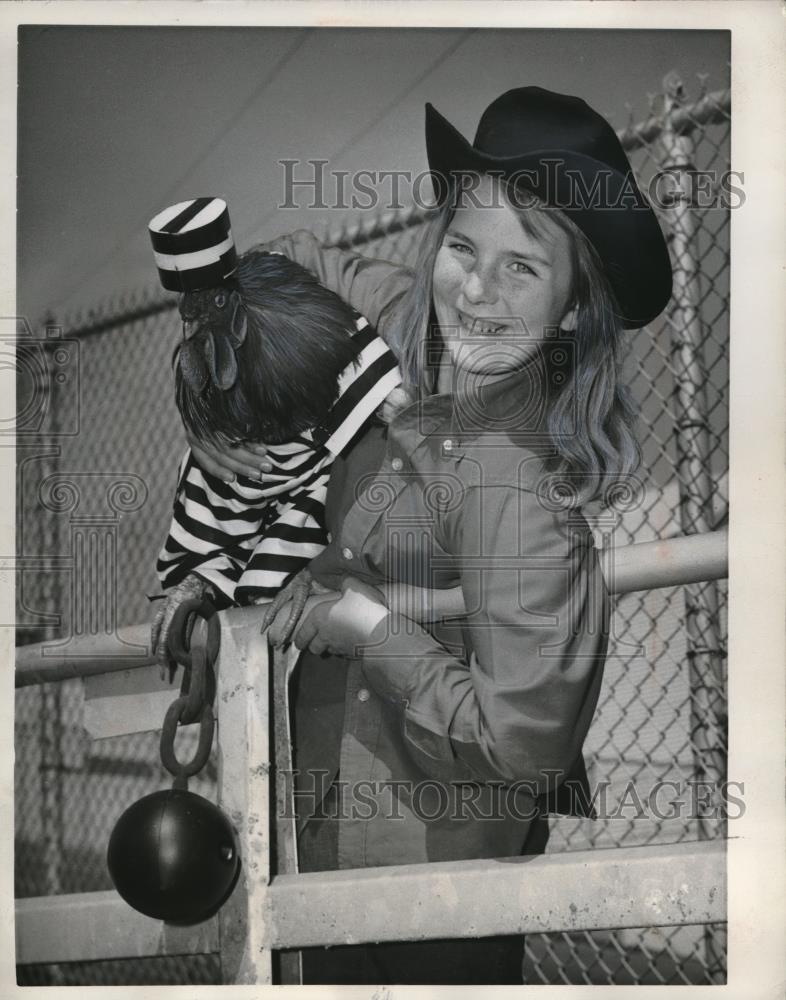 1961 Press Photo Caolr Clarkes Rooster Best Dressed Farm Animal as Prisoner - Historic Images