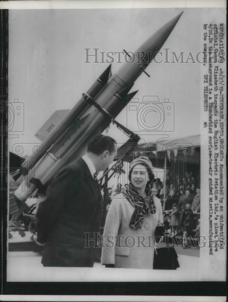 1959 Press Photo Stevenage, England Queen Elizabeth at Aviation Ltd plant - Historic Images