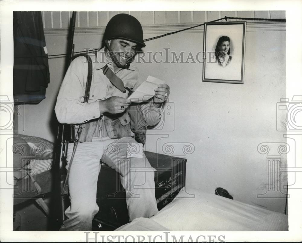 1942 Press Photo Sgt. Eugene Damron reads letter from girlfriend during WWII - Historic Images