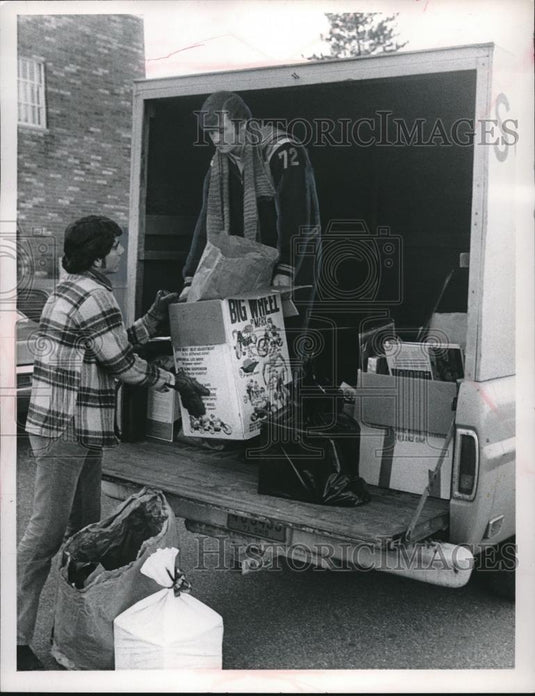 Press Photo Rich Scouts Santora, Dan Sutton & collections for Cleveland, Ohio - Historic Images