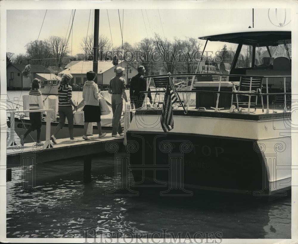 1962 Press Photo The Buckey Brigade on set to clean a motor boat - Historic Images