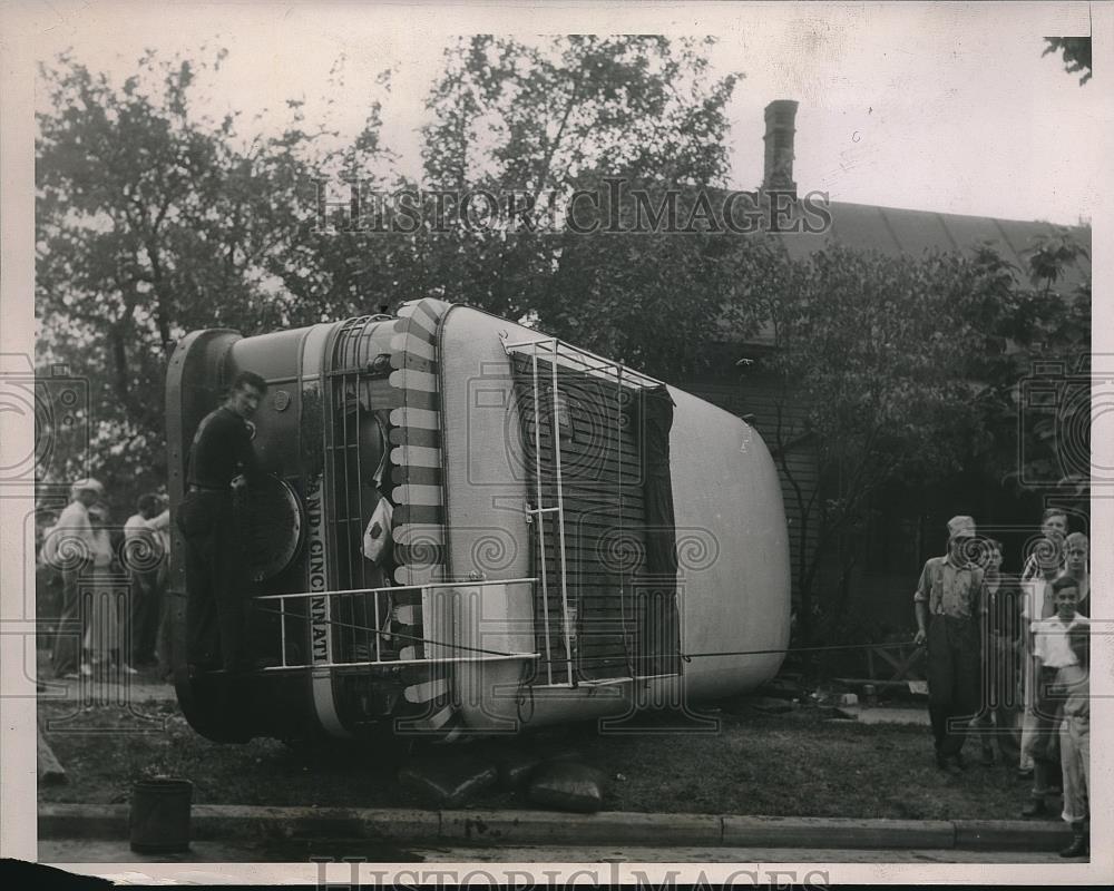 1936 Press Photo Ohio bus crash scene where 2 died outside Cleveland - Historic Images