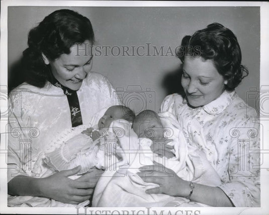 1959 Press Photo Two sisters shown after their babies were born in Dallas TX - Historic Images