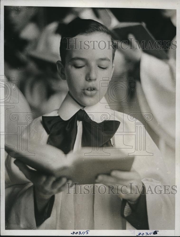 1935 Press Photo Clarence Gitteoes of Detroit in Choir - Historic Images