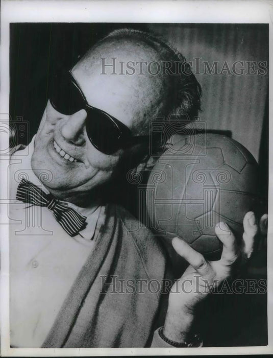 1958 Press Photo Sigge Lindberg Listening to Special Ball for the Sightless - Historic Images