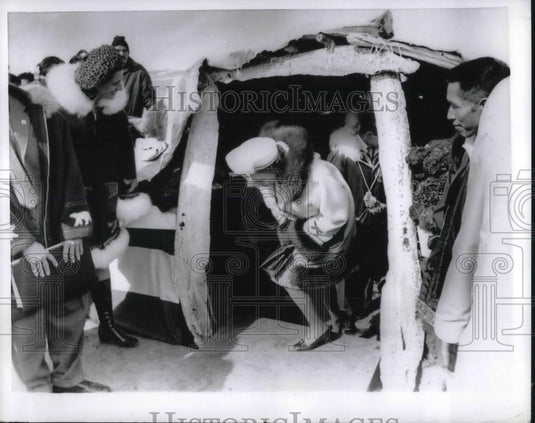1970 Press Photo Britain's Queen Elizabeth II in Reconstructed Sod House - Historic Images