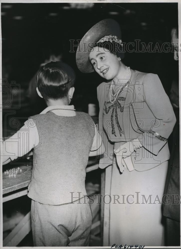 1941 Press Photo Queen Elizabeth &amp; Peter O&#39;Dwyer at aircraft factory - Historic Images