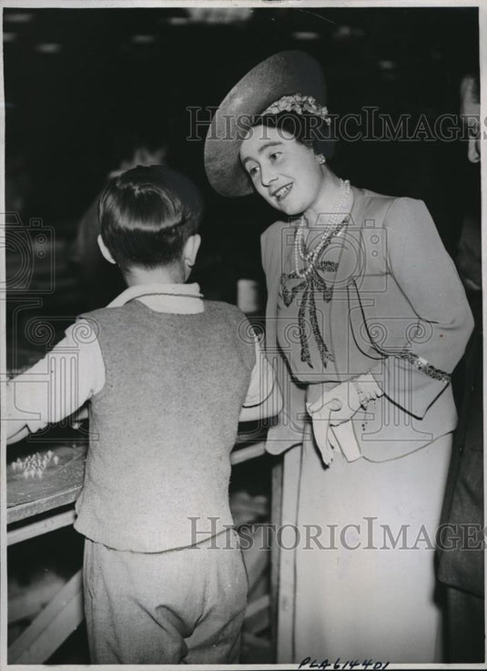 1941 Press Photo Queen Elizabeth & Peter O'Dwyer at aircraft factory - Historic Images
