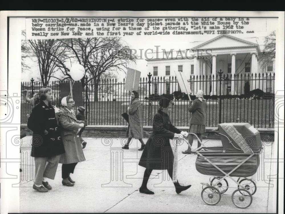 1962 Press Photo Group striking in front of the White House - Historic Images