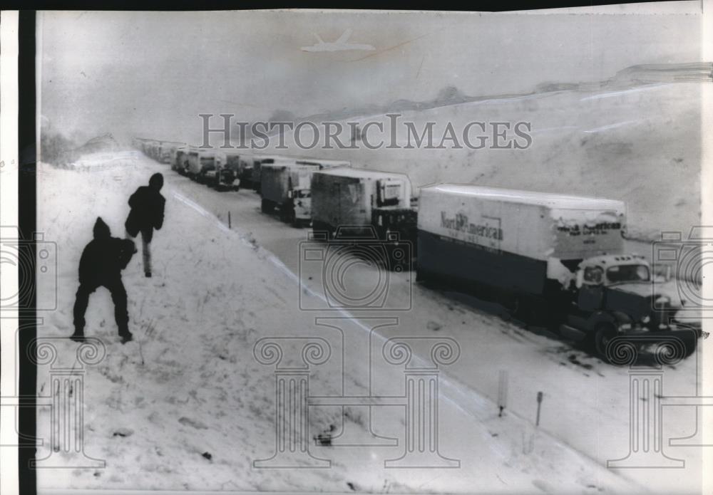 1963 Press Photo Boys Play In Snow Next To Stalled Traffic - Historic Images