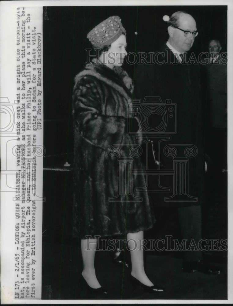 1965 Press Photo Queen Elizabeth Mink Coat - Historic Images