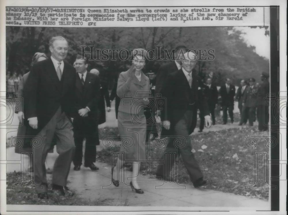 1957 Press Photo D.C. Queen Elizabeth, Minister Selwyn Lloyd at British Embassy - Historic Images