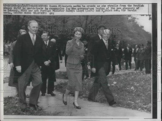 1957 Press Photo D.C. Queen Elizabeth, Minister Selwyn Lloyd at British Embassy - Historic Images