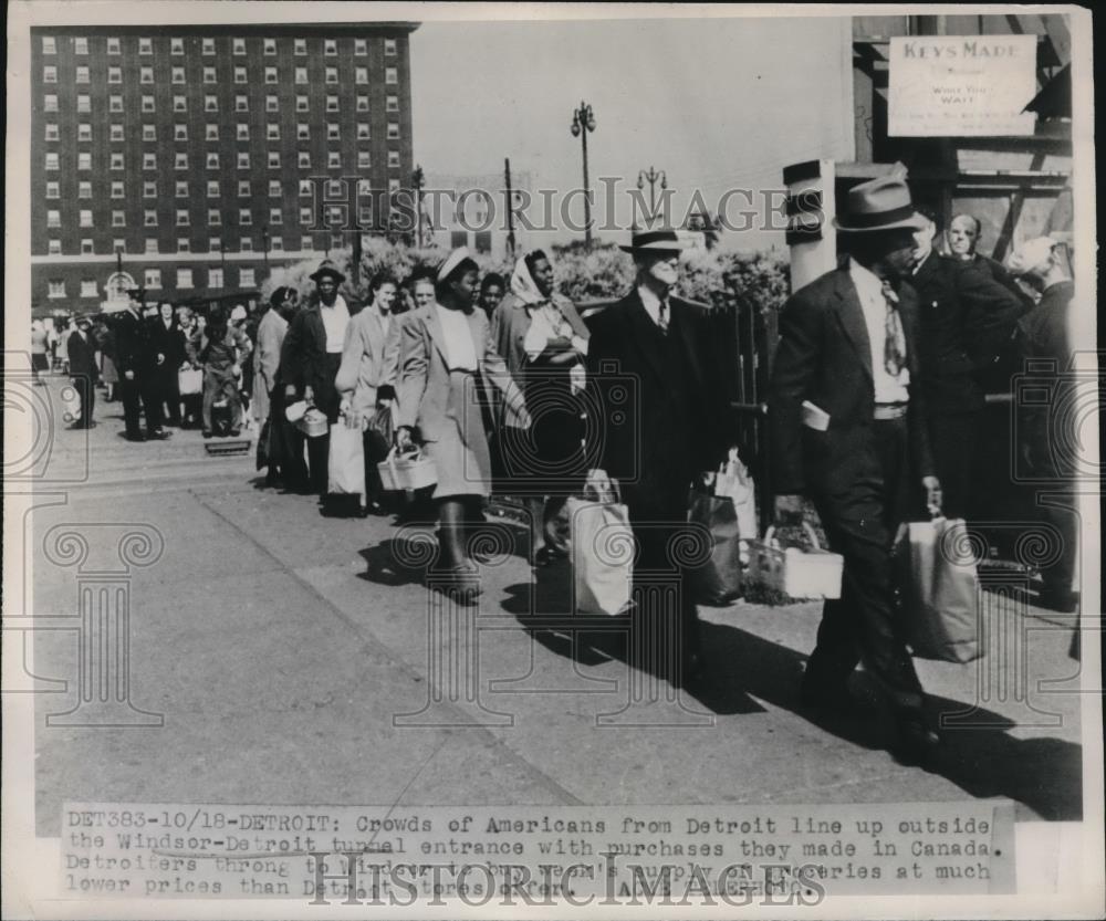1947 Press Photo Americans lined up outside the Windsor Detroit tunnel - Historic Images