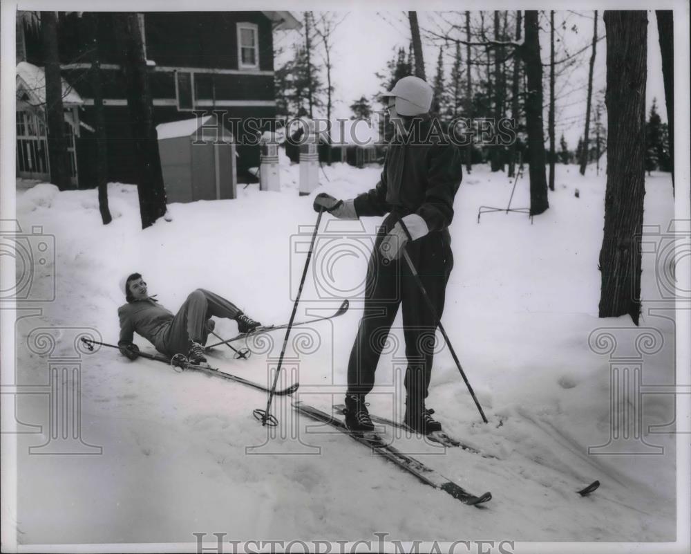 1951 Press Photo Northern Holiday Lodge Lady Takes a Spill on Her Skis - Historic Images