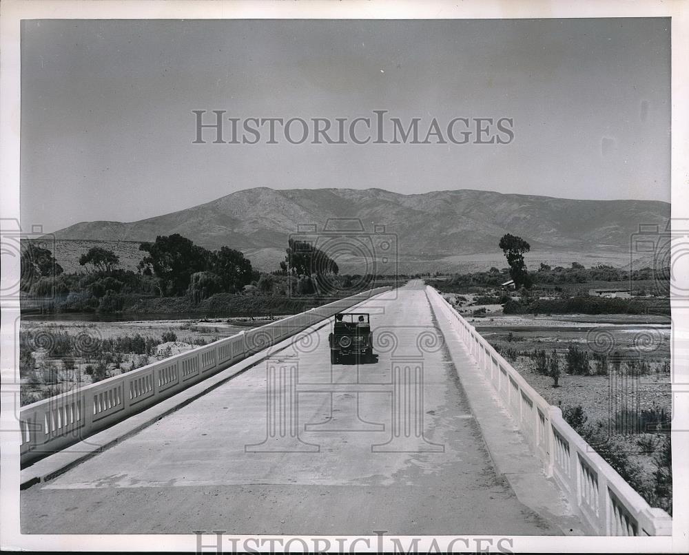 1952 Press Photo Jeep drives over completed bridge at Huentelauquen, Chile - Historic Images