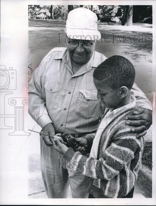 1967 Press Photo Vernon Armstrong and Joseph Zaleski at Free Fishing Program - Historic Images