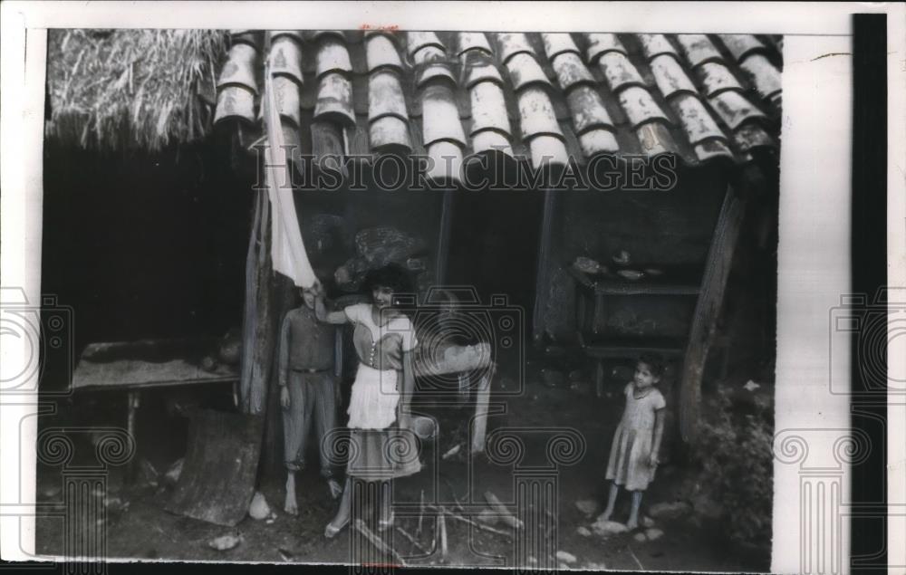 1954 Press Photo Esquipulas, Guatemala, mother surrender to Aranass troops - Historic Images