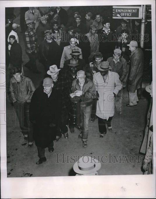 Press Photo JOhn Deere Pickets - Historic Images