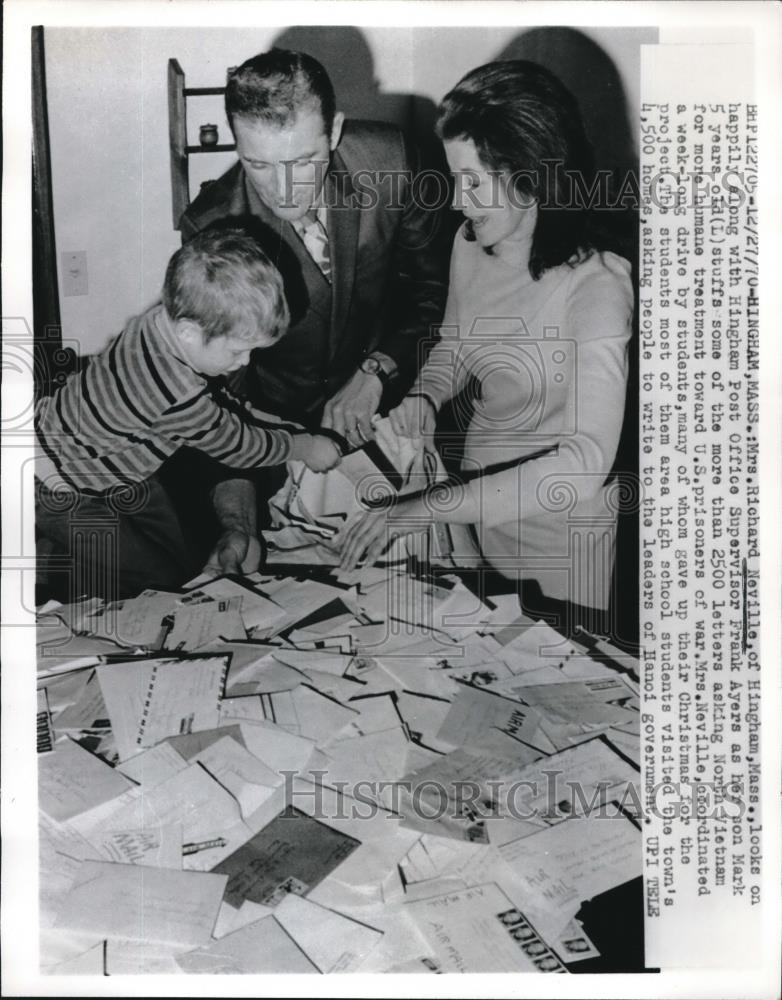 1970 Press Photo Mrs Richard Neville go9ing through letters at post office - Historic Images