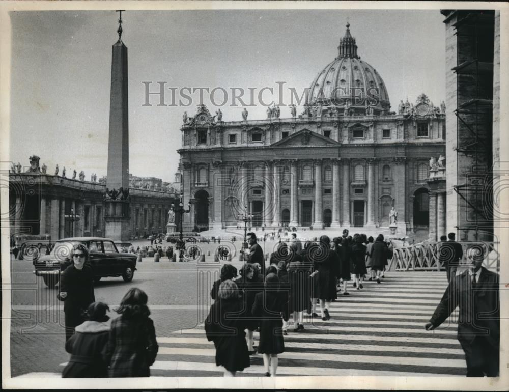 1963 Press Photo Rome, Italy schoolgirls near St Peter&#39;s Basicilica - neb81353 - Historic Images