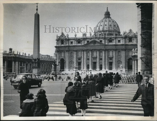 1963 Press Photo Rome, Italy schoolgirls near St Peter's Basicilica - neb81353 - Historic Images