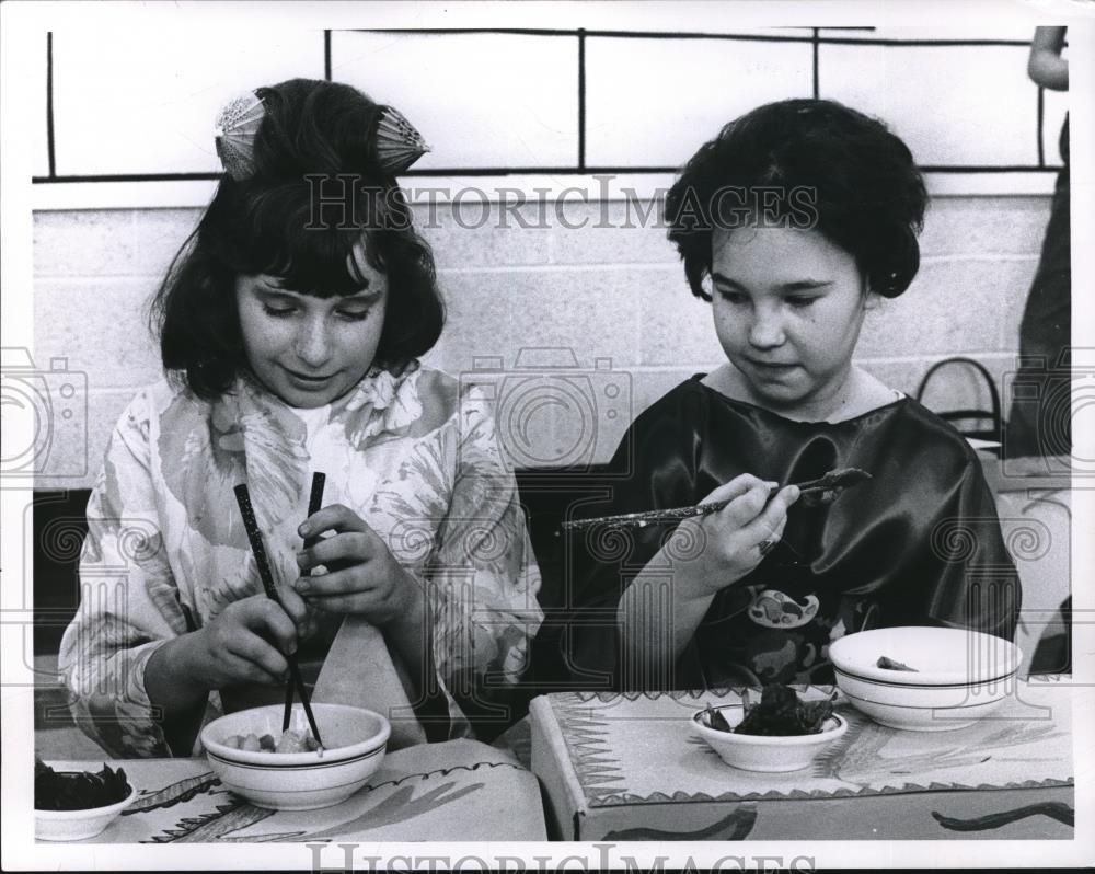 1951 Press Photo Cynthia Cubbison,Gayl P. Using Chop Sticks For Japanese Dinner - Historic Images