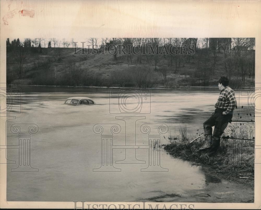 1960 Press Photo Cuyahoga River Overflow Cleveland Ohio - Historic Images