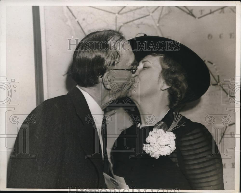 1939 Press Photo Mrs. W.J. Eck Kisses Husband Bye As She Heads to Europe - Historic Images